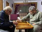 صورة.. أحمد ناجى يواجه البقاء في البيت بـ" الطاولة "