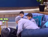 حسين الشحات يقبل قدم والدته على الهواء ويقدم لها هدية عيد الأم.. فيديو