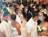 زواج زمن الكورونا.. عروسان إيطاليان يتممان زفافهما بالأقنعة فى إيطاليا