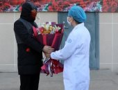 مستشفى بلدية تيانجين تودع آخر صينى مصاب بفيروس كورونا بباقة من الورود