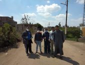 صور ..شباب قرية دندنا بطوخ القليوبية يتطوعون لتطهير مداخل وشوارع القرية