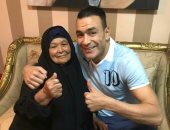 عصام الحضرى محتفلاً بوالدته: "كل سنة وأنتى منورة حياتنا يا ست الكل"