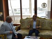 محافظ أسوان ومدير الأمن يبحثان تطبيق قرار إغلاق المنشآت ليلا