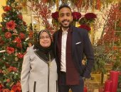 ‏عندما تضحكين تضحك الحياة.. هكذا تغزل محمود كهربا في والدته بعيد الأم