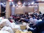 بعد قرار حظر التجوال بالأردن.. تدافع مواطنين على شراء السلع الغذائية  "فيديو"