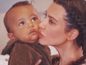 كيم كاردشيان تنشر صورة قديمة مع ابنها "سانت": طفلى الصغير