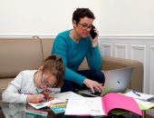 10 حيل للسيطرة على أطفالك أثناء عملك من المنزل.. "اشغلهم بمهمة ينجزوها"