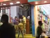 المحلات التجارية فى العمرانية تتحدى قرارات الإغلاق.. فيديو