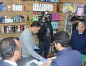 محافظ المنيا يحرر محضر مخالفة لصيدلية لعدم وجود الصيدلى .. صور