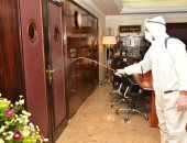 صور.. التنمية المحلية تستعين بفريق متخصص لتطهير وتعقيم مبانى الوزارة