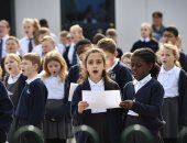 فيديو مؤثر لأطفال بريطانيين يدعمون كبار السن أثناء العزل من كورونا بالغناء