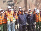 محافظة الجيزة توزع كمامات ومطهرات على عمال النظافة لمواجهة الكورونا.. صور 