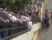 خوفا من كورونا.. قارئ من إيتاى البارود يحذر من تزاحم كوبرى مشاة السكة الحديد