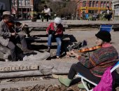 أمريكيون يعزفون الموسيقى هربا من ملل الحجر الصحى بسبب كورونا