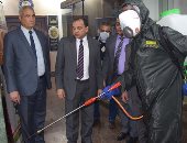 رئيس جامعة بنى سويف يقود حملة لتطهير السيارات خارج حرم الجامعة