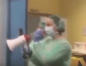 بالنشيد الوطنى طبيبة إيطالية تستقبل مرضى كورونا.. فيديو