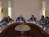 محافظ الوادي الجديد يتابع جهود المحافظة للتصدى لفيروس كورونا