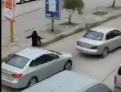 الأمن الأردنى يضبط فتاة خرقت حظر التجول للرقص فى الشارع.. فيديو