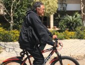 عضو لجنة تخطيط الاهلي يستعين بــ"الدراجة" لممارسة الرياضة 