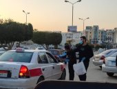 شباب العاشر من رمضان يوزعون ماسك وكحول "مجانا" على السيارات.. صور