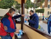 توزيع كمامات للوقاية من كورونا على العاملين بمحافظة القاهرة .. صور