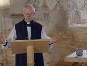 "كورونا أغلق كنائس لم تغلقها الحرب ".. الصلاة عبر الانترنت فى بريطانيا