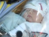 قلب الأب..صينى يخترع جراب الأمان لحماية طفله الرضيع من كورونا.. فيديو