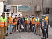 أهالى مدينة أسنا بالأقصر يعقمون مداخل ومخارج المنازل والمحلات..صور