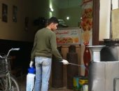 مبادرة شبابية لتعقيم وتطهير الشوارع فى عزبة البرج بدمياط.. صور 