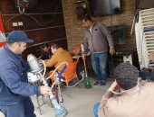 حملات تطهير مكثفة لأماكن التجمعات بالعاشر من رمضان وغلق كافيهات .. صور