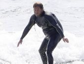 "جوناه هيل" يخوض تجربة ركوب الأمواج ببدلة غطس على سواحل ماليبو.. صور