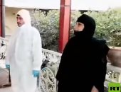 فيديو.. عراقية توزع الحلوى وترقص داخل المستشفى احتفالا بشفاء زوجها من كورونا