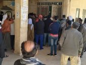 اضبط مخالفة.. تكدس المواطنين أمام مكتب بريد التاسعة فى العاشر من رمضان