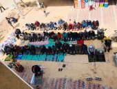 صورة.. مصلون يؤدون صلاة الجماعة أمام مسجد وسط العريش 