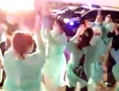 طاقم مستشفى إسبانية يحتفلون بخروج مصاب بفيروس كورونا من وحدة العناية المركزة