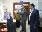 صور..  قياس درجة الحرارة لجميع العاملين والمترددين بمديرية التربية والتعليم بالغربية