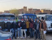 "أبو الغيط بلا كورونا".. شباب القرية يوزعون كمامات بالشوارع ويطهرون موقف السيارات