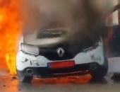 لبنانى يحرق سيارته "التاكسى" بعد تحرير مخالفة له لعدم التزامه منزله.. فيديو
