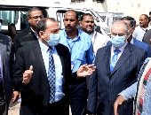 صور .. رئيس جامعة بنى سويف يقود حملة تعقيم مواقف السيارات الأجرة بالمحافظة