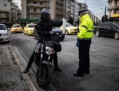 الشرطة اليونانية تتقصى أسباب نزول المواطنين بأوقات الحظر لمنع تفشى كورونا 
