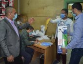 القوى العاملة تسلم مديرياتها بـ 27 محافظة وسائل التطهير والتعقيم والكمامات