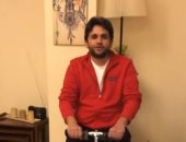 على الاسكوتر.. مصطفى خاطر ينصح جمهوره بالبقاء فى المنزل بطريقته الخاصة