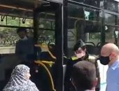 رئيس وزراء الأردن يشترى من حافلات توزيع الخبز على المنازل.. فيديو