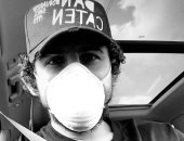 أحمد حجازي يتحدى كورونا بـ"كمامة" في السيارة