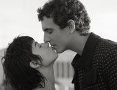 قبلات وأحضان بين عشاق مسلسل la casa De Papel قبل الموسم الجديد