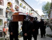 تشييع جنازة بارتداء الأقنعة الواقية للحماية من فيروس كورونا فى بوليفيا