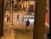 شرطة بيرو تطارد شباب كسروا الحجر الصحى.. ومغردون: لدينا الكثير لنتعلمه.. فيديو