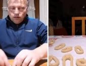 فيديو.. عمدة بلدة إيطالية يسلي المواطنين بصنع الكعك فى العزل المنزلى