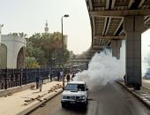 صور.. تعقيم منطقتى العتبة والموسكى وسط القاهرة بعد إخلائهما من الباعة الجائلين لمواجهة شكورونا