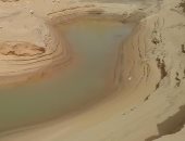 جمال الطبيعة فى شمال سيناء.. بحيرات "مياه السيول" ترسم لوحة فنية على الرمال